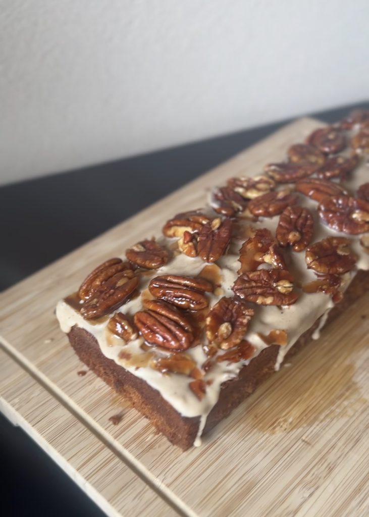 Pompoencake met topping van kruidnoten, witte chocolade en Pecan