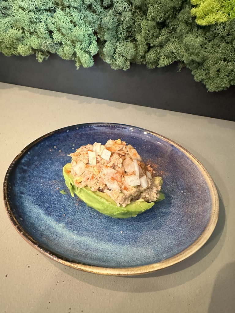 Zonnige zalmbootjes van avocado