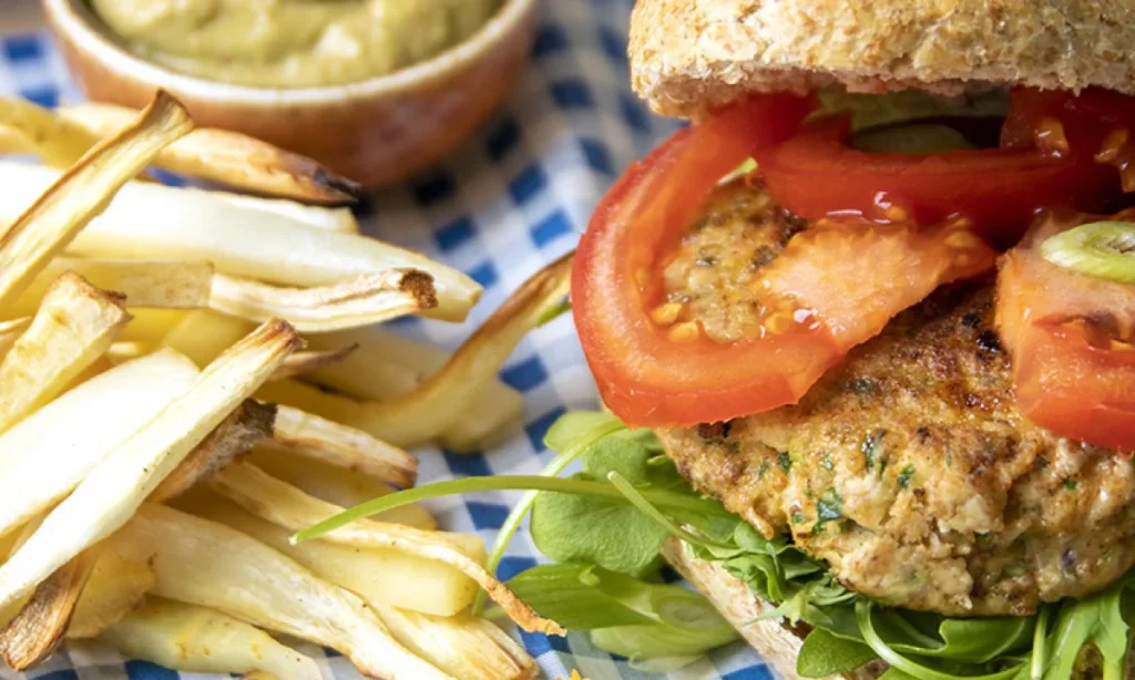 Griekse kalkoenburgers met pastinaakfrietjes