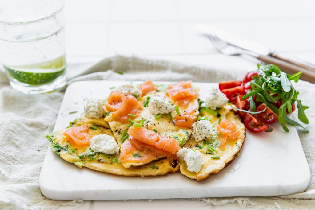 Avocado en gerookte zalm omelet