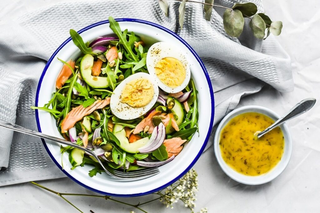 Ei, zalm en rucola ontbijtje